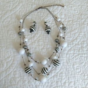 🔥🔥Any three for $15🔥🔥  BLACK AND WHITE STRIPED STATEMENT NECKLACE